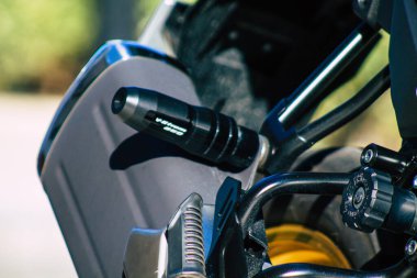 Sevilla İspanya 26 Temmuz 2021 SUZUKI VSTORM motosikleti, İspanya 'nın güneyinde, sembolik bir şehir ve Endülüs bölgesinin başkenti olan Seville sokaklarına park edilmiştir.