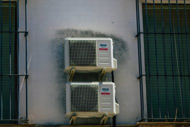 26 Temmuz 2021 tarihinde İspanya 'nın güneyindeki Endülüs Bölgesi' nin başkenti ve sembolik bir şehir olan Sevilla sokaklarındaki bir binanın cephesinde görüldü.