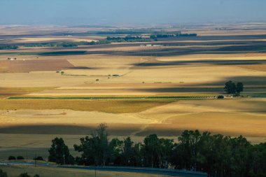 İspanya 'da 26 Temmuz 2021' de İspanya 'nın güneyinde yer alan La Vega adlı kırsal kesimin panoramik görüntüsü, bu tarım arazisi eski çağlardan beri yerli halk tarafından ekilmiştir.