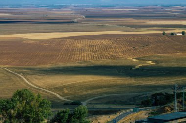 İspanya 'da 26 Temmuz 2021' de İspanya 'nın güneyinde yer alan La Vega adlı kırsal kesimin panoramik görüntüsü, bu tarım arazisi eski çağlardan beri yerli halk tarafından ekilmiştir.