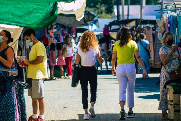 Carmonaスペイン2021年7月26日スペインに上陸したコロナウイルス発生中にダウンタウンの地元市場で顔マスクショッピングをしているスペイン人は マスクを着用することが義務付けられています — ストック写真