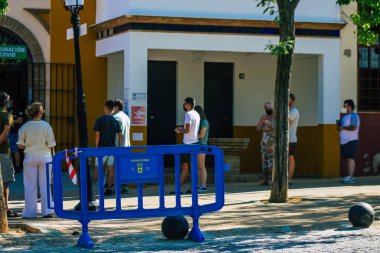 Carmona İspanya 26 Temmuz 2021 Carmona Aşılama Merkezi Coronavirus 'a karşı, koruyucu maskeli yerel halk aşıyı almayı bekliyor,