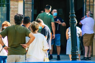 Carmona İspanya 26 Temmuz 2021 Carmona Aşılama Merkezi Coronavirus 'a karşı, koruyucu maskeli yerel halk aşıyı almayı bekliyor,