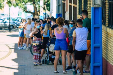Carmona İspanya 26 Temmuz 2021 Carmona Aşılama Merkezi Coronavirus 'a karşı, koruyucu maskeli yerel halk aşıyı almayı bekliyor,