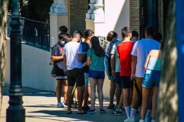 Carmona İspanya 26 Temmuz 2021 Carmona Aşılama Merkezi Coronavirus 'a karşı, koruyucu maskeli yerel halk aşıyı almayı bekliyor,