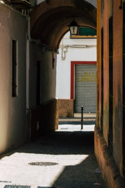 Carmona İspanya 28 Temmuz 2021 Carmona Narrow Caddesi Avrupa 'nın Parlak Yıldızı olarak adlandırılan kasabada, şehir tipik bir dar ve dolambaçlı Arap yerleşimi göstermektedir.