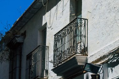 Carmona İspanya 28 Temmuz 2021 Carmona 'da Avrupa' nın Parlak Yıldızı olarak adlandırılan caddelerdeki eski ev cephesinde şehir tipik bir dar ve dolambaçlı Arap yerleşimi sergiliyor.