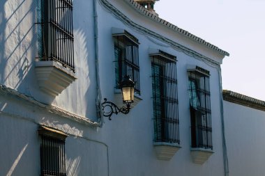 Carmona İspanya 28 Temmuz 2021 Carmona 'da Avrupa' nın Parlak Yıldızı olarak adlandırılan caddelerdeki eski ev cephesinde şehir tipik bir dar ve dolambaçlı Arap yerleşimi sergiliyor.