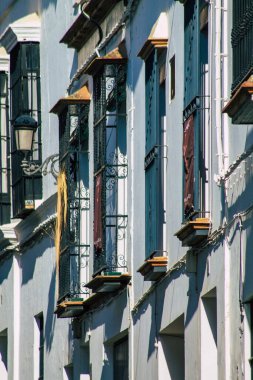 Carmona İspanya 28 Temmuz 2021 Carmona 'da Avrupa' nın Parlak Yıldızı olarak adlandırılan caddelerdeki eski ev cephesinde şehir tipik bir dar ve dolambaçlı Arap yerleşimi sergiliyor.