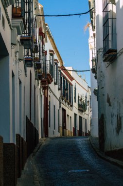 Carmona İspanya 28 Temmuz 2021 Carmona 'da Avrupa' nın Parlak Yıldızı olarak adlandırılan caddelerdeki eski ev cephesinde şehir tipik bir dar ve dolambaçlı Arap yerleşimi sergiliyor.