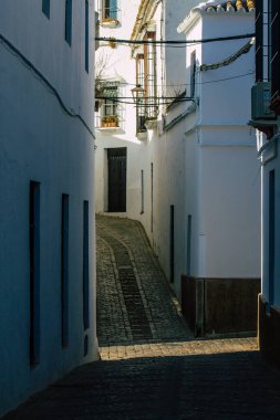Carmona İspanya 28 Temmuz 2021 Carmona Narrow Caddesi Avrupa 'nın Parlak Yıldızı olarak adlandırılan kasabada, şehir tipik bir dar ve dolambaçlı Arap yerleşimi göstermektedir.