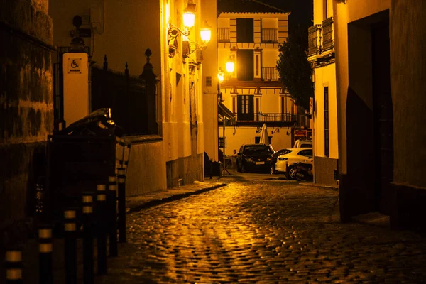 2021年7月28日 西班牙卡尔莫纳镇的夜街被称为 欧洲明星之星 这是一个典型的狭窄而曲折的阿拉伯布局 — 图库照片
