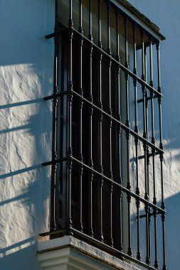 Carmona İspanya 28 Temmuz 2021, Carmona 'nın dar sokaklarında eski bir evin penceresinin kapatılması, şehir tipik bir dar ve dolambaçlı Arap yerleşimini gösteriyor.