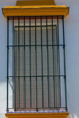 Carmona İspanya 28 Temmuz 2021, Carmona 'nın dar sokaklarında eski bir evin penceresinin kapatılması, şehir tipik bir dar ve dolambaçlı Arap yerleşimini gösteriyor.