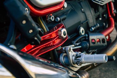 Carmona İspanya 30 Temmuz 2021 Moto Guzzi motosikleti Carmona sokaklarına park edilmiş, şehir tipik bir dar ve dolambaçlı Arap yerleşimi gösteriyor.