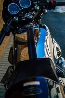 Carmona İspanya 30 Temmuz 2021 Moto Guzzi motosikleti Carmona sokaklarına park edilmiş, şehir tipik bir dar ve dolambaçlı Arap yerleşimi gösteriyor.