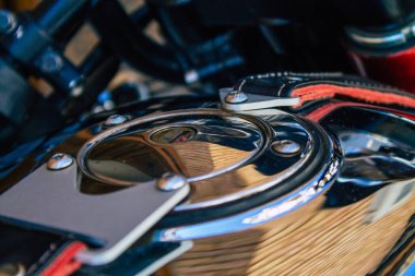 Carmona İspanya 30 Temmuz 2021 Moto Guzzi motosikleti Carmona sokaklarına park edilmiş, şehir tipik bir dar ve dolambaçlı Arap yerleşimi gösteriyor.