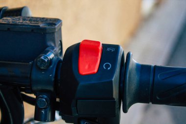 Carmona İspanya 30 Temmuz 2021 Moto Guzzi motosikleti Carmona sokaklarına park edilmiş, şehir tipik bir dar ve dolambaçlı Arap yerleşimi gösteriyor.