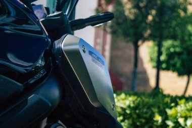 Carmona İspanya 30 Temmuz 2021 Honda 650 CBR motosiklet Carmona sokaklarında park, şehir tipik bir dar ve dolambaçlı Arap yerleşim gösterir