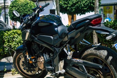 Carmona İspanya 30 Temmuz 2021 Honda 650 CBR motosiklet Carmona sokaklarında park, şehir tipik bir dar ve dolambaçlı Arap yerleşim gösterir