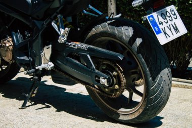 Carmona İspanya 30 Temmuz 2021 Honda 650 CBR motosiklet Carmona sokaklarında park, şehir tipik bir dar ve dolambaçlı Arap yerleşim gösterir