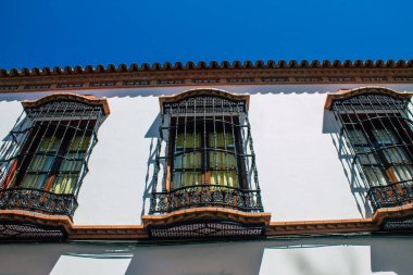 Carmona İspanya 30 Temmuz 2021, Carmona 'nın dar sokaklarında eski bir evin penceresinin kapatılması, şehir tipik bir dar ve dolambaçlı Arap yerleşimini gösteriyor.