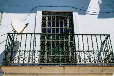 Carmona İspanya 30 Temmuz 2021, Carmona 'nın dar sokaklarında eski bir evin penceresinin kapatılması, şehir tipik bir dar ve dolambaçlı Arap yerleşimini gösteriyor.