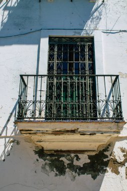 Carmona İspanya 30 Temmuz 2021, Carmona 'nın dar sokaklarında eski bir evin penceresinin kapatılması, şehir tipik bir dar ve dolambaçlı Arap yerleşimini gösteriyor.