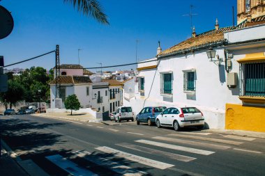 Carmona İspanya 30 Temmuz 2021 'de Avrupa' nın Parlak Yıldızı olarak adlandırılan şehir merkezi, tipik bir dar ve dolambaçlı Arap yerleşimi göstermektedir.