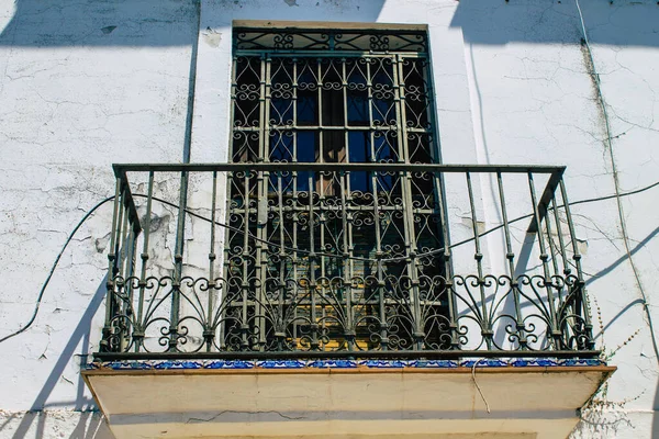 Carmona İspanya 30 Temmuz 2021, Carmona 'nın dar sokaklarında eski bir evin penceresinin kapatılması, şehir tipik bir dar ve dolambaçlı Arap yerleşimini gösteriyor.