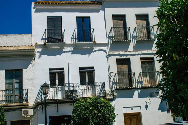 2021年7月30日 西班牙卡尔莫纳市一个名为 明亮的欧洲之星 Bright Star Europe 的老房子的正面 这个城镇呈现出典型的狭窄而曲折的阿拉伯语布局 — 图库照片
