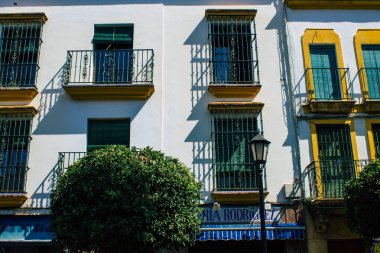 Carmona İspanya 30 Temmuz 2021 Carmona 'da Avrupa' nın Parlak Yıldızı olarak adlandırılan caddelerdeki eski ev cephesinde şehir tipik bir dar ve dolambaçlı Arap yerleşimi sergiliyor.