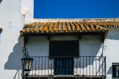 Carmona İspanya 30 Temmuz 2021, Carmona 'nın dar sokaklarında eski bir evin penceresinin kapatılması, şehir tipik bir dar ve dolambaçlı Arap yerleşimini gösteriyor.