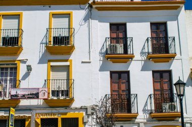 Carmona İspanya 30 Temmuz 2021, Carmona 'nın dar sokaklarında eski bir evin penceresinin kapatılması, şehir tipik bir dar ve dolambaçlı Arap yerleşimini gösteriyor.