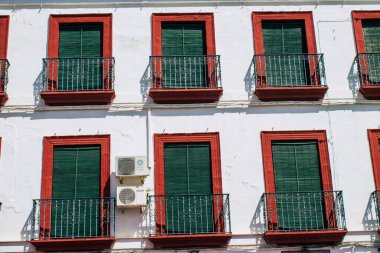 Carmona İspanya 30 Temmuz 2021, Carmona 'nın dar sokaklarında eski bir evin penceresinin kapatılması, şehir tipik bir dar ve dolambaçlı Arap yerleşimini gösteriyor.