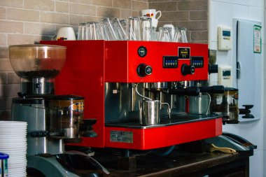 Carmona İspanya 30 Temmuz 2021 Resbalon 'un içinde, Carmona' nın ana caddesinde bulunan bir şarap barı, tapas için çok hoş bir teras.