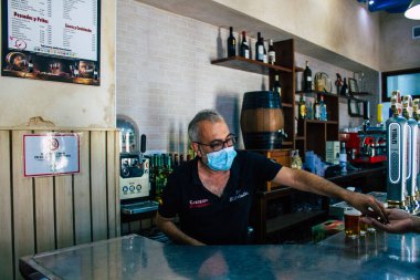 Carmona İspanya 30 Temmuz 2021 Resbalon 'un içinde, Carmona' nın ana caddesinde bulunan bir şarap barı, tapas için çok hoş bir teras.