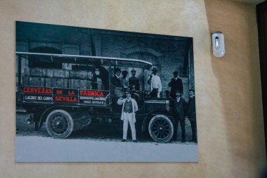 Carmona İspanya 30 Temmuz 2021 Resbalon 'un içinde, Carmona' nın ana caddesinde bulunan bir şarap barı, tapas için çok hoş bir teras.