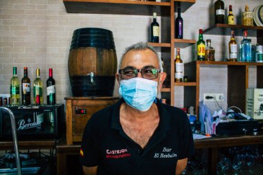 Carmona İspanya 30 Temmuz 2021 Resbalon 'un içinde, Carmona' nın ana caddesinde bulunan bir şarap barı, tapas için çok hoş bir teras.