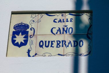 Carmona İspanya 30 Temmuz 2021 Artistique sokak adı, yol kullanıcılarına bilgi sağlamak için yolun kenarında veya üzerinde dikildi tipik dar ve dolambaçlı Carmona kasabasında
