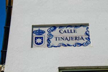 Carmona İspanya 30 Temmuz 2021 Artistique sokak adı, yol kullanıcılarına bilgi sağlamak için yolun kenarında veya üzerinde dikildi tipik dar ve dolambaçlı Carmona kasabasında