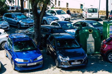 Carmona İspanya 30 Temmuz 2021 Carmona, İspanya 'nın güneyindeki Endülüs Bölgesi' nin başkenti ve sembolik bir şehir olan Carmona 'nın sokaklarına park edilmiştir.