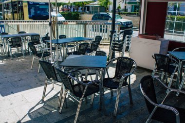 Carmona İspanya 30 Temmuz 2021 'de İspanya' nın güneyinde, sembolik bir şehir ve Endülüs Bölgesi 'nin başkenti olan Carmona sokaklarındaki bir barın önündeki masa.