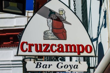 Carmona İspanya 28 Temmuz 2021 Ticari tabela Carmona 'da yer alan eski bir şehir, Avrupa' nın Parlak Yıldızı, şehir tipik bir dar ve dolambaçlı Arap yerleşimi gösteriyor.