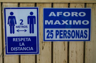 Carmona İspanya 30 Temmuz 2021 Hijyen Ürünleri ve Bilgi Posteri İspanya 'da Coronavirüs' ün yayılmasına karşı savaşmak için, insanlar zorunlu olduğunda koruyucu maske de kullanırlar.