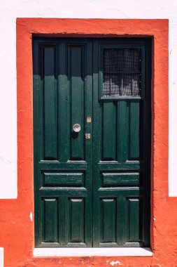 Carmona İspanya 30 Temmuz 2021 'de Carmona' nın dar sokaklarındaki eski evin kapısının kapanması Avrupa 'nın Parlak Yıldızı olarak adlandırılan kasaba, tipik bir dar ve dolambaçlı Arap yerleşimini gösteriyor.