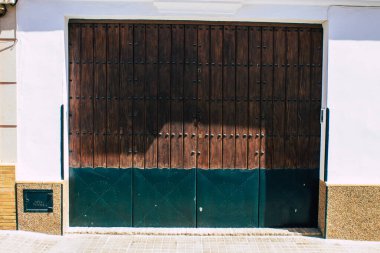 Carmona İspanya 30 Temmuz 2021 'de Carmona' nın dar sokaklarındaki eski evin kapısının kapanması Avrupa 'nın Parlak Yıldızı olarak adlandırılan kasaba, tipik bir dar ve dolambaçlı Arap yerleşimini gösteriyor.