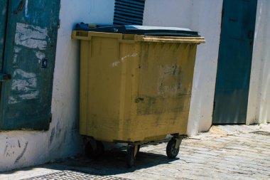 Carmona İspanya 30 Temmuz 2021 'de Carmona sokaklarında Avrupa' nın Parlak Yıldızı olarak adlandırılan çöp konteyneri, tipik bir dar ve dolambaçlı Arap yerleşimini gösteriyor.