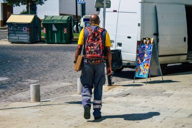 Carmona İspanya 30 Temmuz 2021 'de Carmona sokaklarında yürüyen yayalar Coronavirus salgını sırasında İspanya' yı vurdu, maske takmak zorunlu değil ama çoğu insan bunu takıyor.