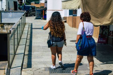 Carmona İspanya 30 Temmuz 2021 'de Carmona sokaklarında yürüyen yayalar Coronavirus salgını sırasında İspanya' yı vurdu, maske takmak zorunlu değil ama çoğu insan bunu takıyor.